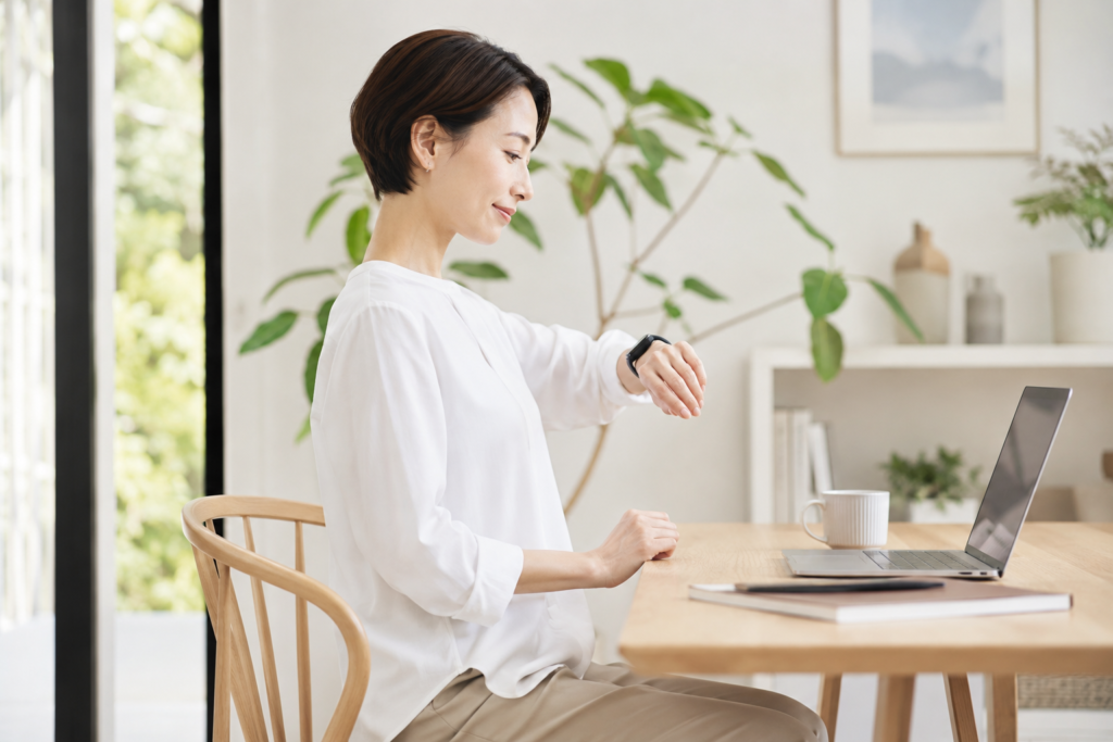スマートウォッチで自分の姿勢をチェックしている女性。ガーミンを使った巻き肩・猫背改善の習慣づくりを紹介する記事の導入イメージ