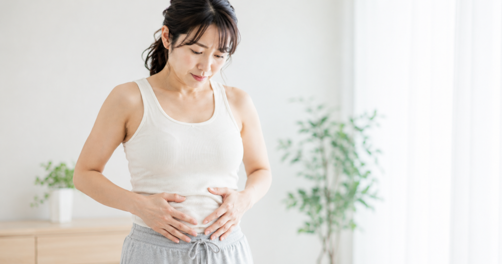 リブフレアでぽっこりお腹に悩む女性