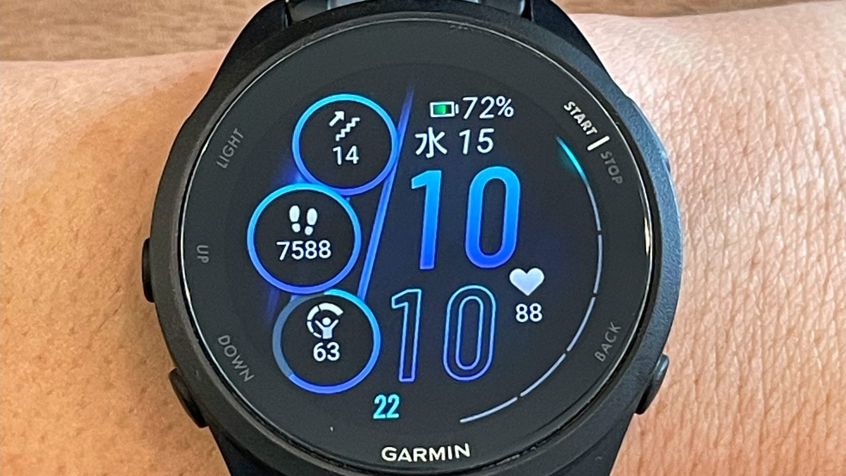 ガーミン Forerunner 165の実機。手首に着けた文字盤に歩数・心拍・Body Batteryが表示されている